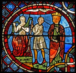 Schlange beißt einen Mann, der von Flammen verschlungen wird