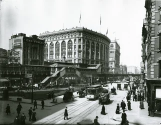Herald Square, Saks und Macy