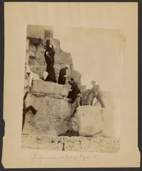 Bild aufgenommen am Fuß der Pyramiden