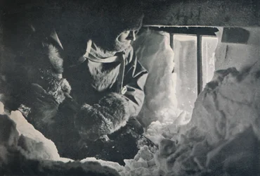 Schneeräumung vom Fenster der Hütte am Kap Adare, ca. 1911, 1913