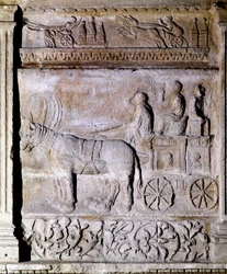 Relief aus der gallo-römischen Zeit, das einen von Pferden gezogenen Wagen mit Passagieren darstellt. Avignon, Musée Calvet
