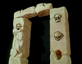 Türöffnung mit Schädeln, aus dem Heiligtum von Roquepertuse, Gallien, La Tène II Zivilisation (3.-2. Jahrhundert v. Chr.)