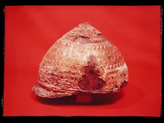 Helm, aus Amfreville, Eure, ca. 275-225 v. Chr. (Bronze, Eisen, Gold & Email)