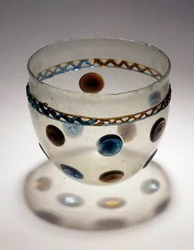 Gallische Kunst: Glastasse mit farbigen Tabletten. Ende des 4. Anfang des 5. Jahrhunderts nach Christus. Aus Breny. Saint Germain en Laye, Museum für Nationalarchäologie