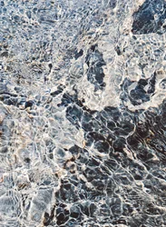 Sonnenbeschienene Wasserstrukturen