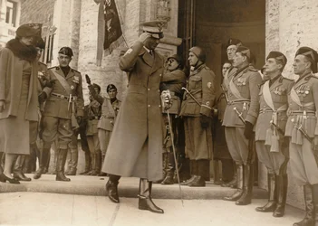 Album MVSN- Schwarzhemden: Die Prinzen von Piemont besuchen das Mutterhaus der Kriegsversehrten in Rom, 02.1938