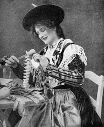 Eine Frau schält kreativ eine Kartoffel, 1922