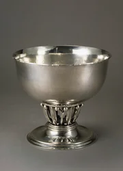 Gehämmerte und gemeißelte Silberfruchtschale