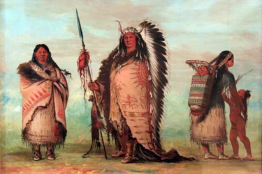 Sioux: Schwarzer Fels mit Familie. Der Häuptling präsentiert stolz seine Ehrenzeichen, darunter eine Lanze mit Skalps