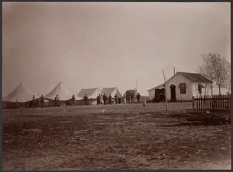 [Zelte mit Figuren und Haus]