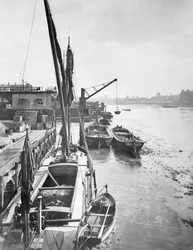 Albert Embankment in Richtung Lambeth Palace von der Vauxhall Bridge, London