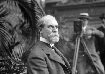 Charles E. Hughes vor der Kamera