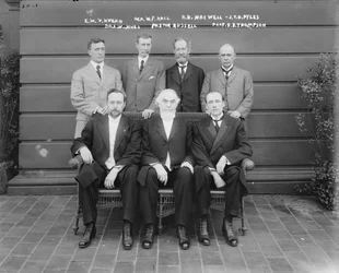 Charles Taze Russell (Mitte) mit Ernest Wilson V. Kuehn, General William P. Hall, Robert B. Maxwell, J.T.D. Pyles, Dr. Leslie W. Jones, Professor F.B. Thompson, 1911
