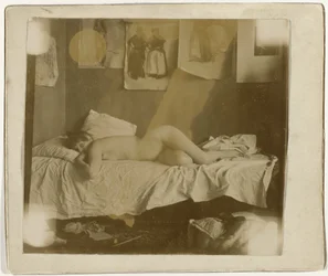 Marie Jordan, nackt auf einem Bett liegend
