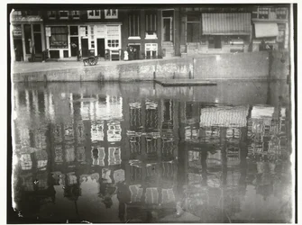 Spiegelung von Grachtenhäusern im Wasser am Singel 377 bis 385 in Amsterdam