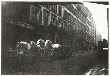 Straßenszene mit Pferden und Kutsche in Paris