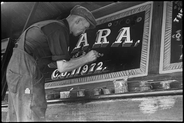 Frank Jones bei der Arbeit am Namensschild eines Lastkahns, 20. Jahrhundert