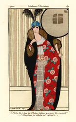 Frau im weißen Krepp-de-Chine-Kleid, Umhang aus Otter- und Stinktierfell mit Blumenmuster gefüttert, Schädelkappe mit Federn. Robe de crepe de chine blanc garnie de renard, manteau de loutre et skunks. Handkolorierte Pochoir-Radierung nach einer Illustrati