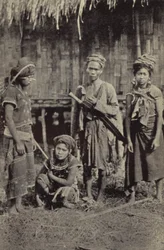 Burma: Ein Kachin-Mann mit dem charakteristischen Dah und drei Frauen