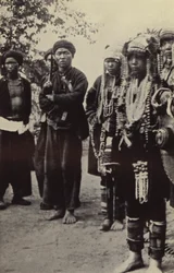 Burma: Akha-Männer mit Frauen in ihrer ganzen Pracht
