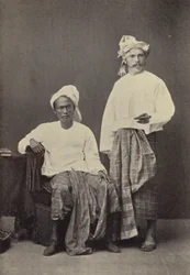 Burma: Der Autor in burmesischer Kleidung (1878) mit einem Fußballkameraden