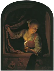 Frau mit einer brennenden Kerze an einem Fenster