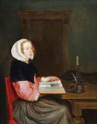 Ein Interieur mit einer Frau, die an einem Tisch sitzt und ein Buch hält