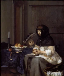 Eine Mutter schält einen Apfel