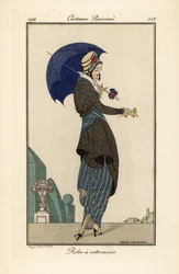 Frau in gerafftem Kleid und Mantel mit Hut und Sonnenschirm