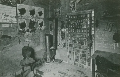 Ein Raum mit Wänden voller Graffiti zu wichtigen zeitgenössischen Persönlichkeiten wie Bussche und Waldow. Postkarte gesendet 1913.