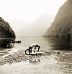Eva Braun im Badeanzug beim Sport am Königssee