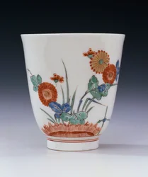 Ein Bottger Kakiemon becherförmiger Becher, bemalt mit Chrysanthemen und Gräsern, ca. 1725