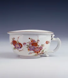 Ein Bottger-Bourdaloue von unregelmäßiger ovaler Form, bemalt im Stil von Johann Ehrenfried Stadler, ca. 1725