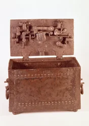 Kasten mit komplexem Schließsystem