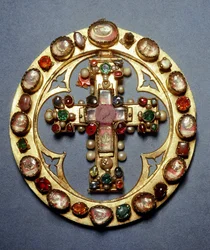 Goldkreuz und deutsche Herstellung von Steinen