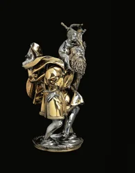 Spätgotische Statuette des Heiligen Christophorus, der das Christuskind auf seiner rechten Schulter trägt, auf einem Reliquiar-Sockel, wahrscheinlich Augsburg