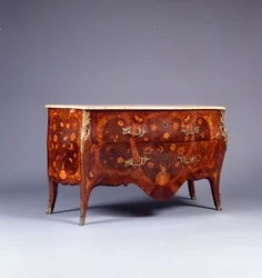 Eine von einem Paar Marketerie- und Parketterie-Kommoden, ca. 1765