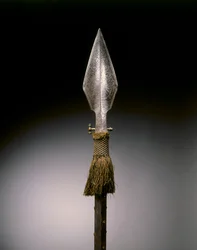 Paradespeer, Augsburg, ca. 1570-1600 (Stahl, Messing, Holz & Leder mit Wollquaste)