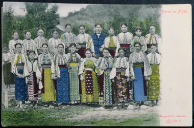 Postkarte, die traditionelle rumänische Kleidung in der Region Arges darstellt, ca. 1900-10
