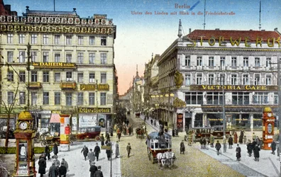 Postkarte, die Unter den Linden und die Friedrichstraße in Berlin zeigt, ca. 1910