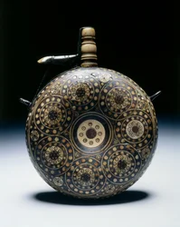 Pulverflasche, um 1620-50 (Walnuss mit Horn, Knochen, Messing & Eisen)