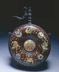 Pulverflasche, um 1620-50 (Walnuss mit Elfenbein & Stahl)