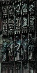 Skulpturales Detail von der rechten Seite des zentralen Portals, Westfassade, begonnen 1277 (Stein)