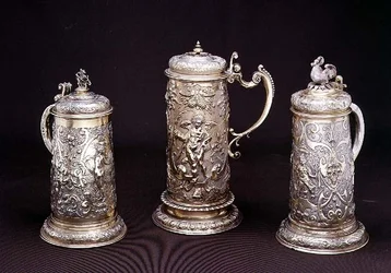 Silbervergoldeter zylindrischer Krug von Paul Hubner, Augsburg 1590; silbervergoldeter zylindrischer Krug von Tobias Kramer, Augsburg 1620; teilvergoldeter zylindrischer Krug von Paul Hubner, Augsburg 1590, 16.-17. Jh.