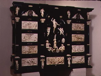 Süddeutsches Kunstkabinett, dekoriert mit geschnitzten Figuren und Plaketten, 1690