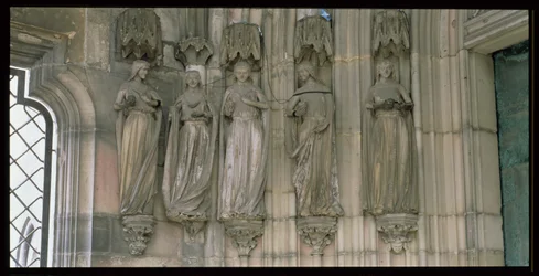 Die fünf klugen Jungfrauen, Gewändefiguren vom Paradiesportal, Figuren um 1250 geschnitzt, Vorhalle um 1350 gebaut