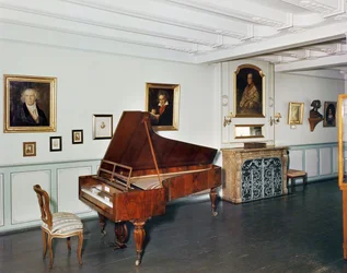 Ansicht eines Zimmers mit einem Flügel im Besitz Ludwig van Beethovens (1770-1827)