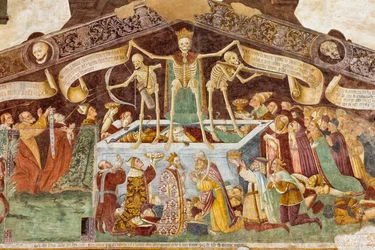 Der Tod steht auf einem Sarkophag, wo der tote Papst und der Kaiser liegen (Detail)