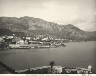 Blick auf Montecarlo, Ferienort mit Blick auf das Ligurische Meer. Die Seealpen erheben sich im Hintergrund. Das Foto wurde von Monaco aus aufgenommen