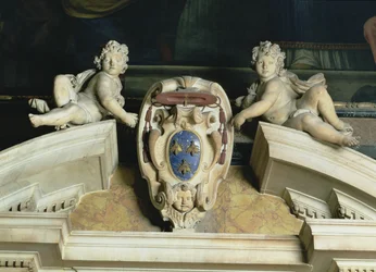 Innenansicht der Barberini-Kapelle, Detail des dekorativen Giebels mit zwei Putten, die ein Wappen aus Marmor und Lapislazuli tragen